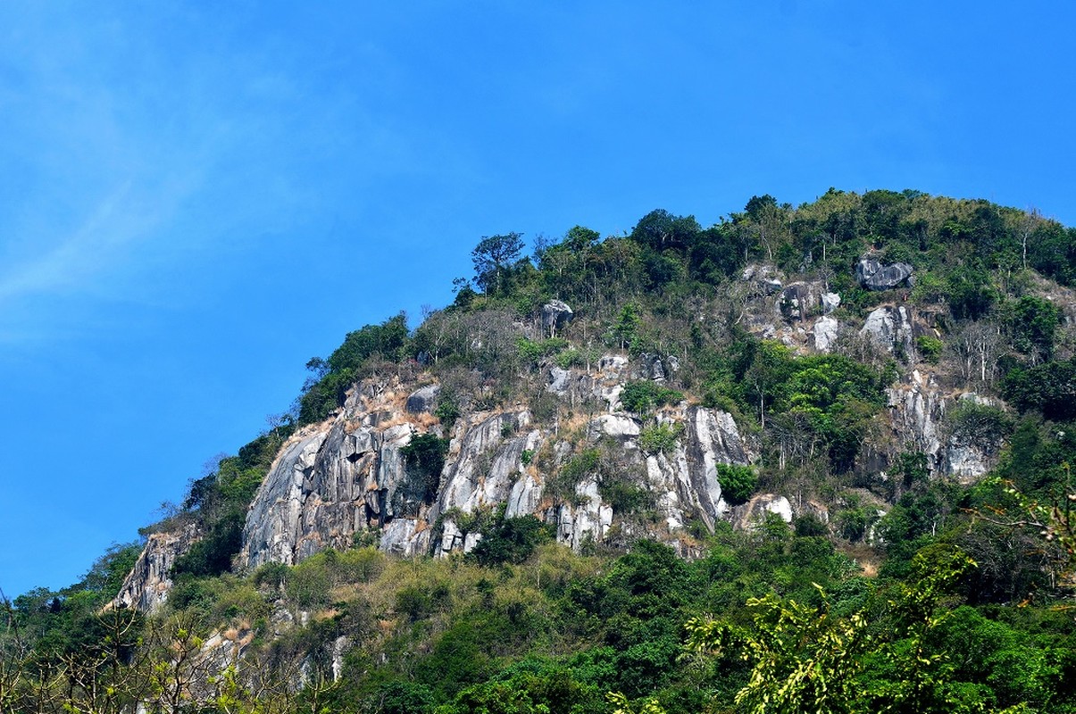 Tan muc duong len “De nhat thien son” Ba Den hiem tro, hoang vu