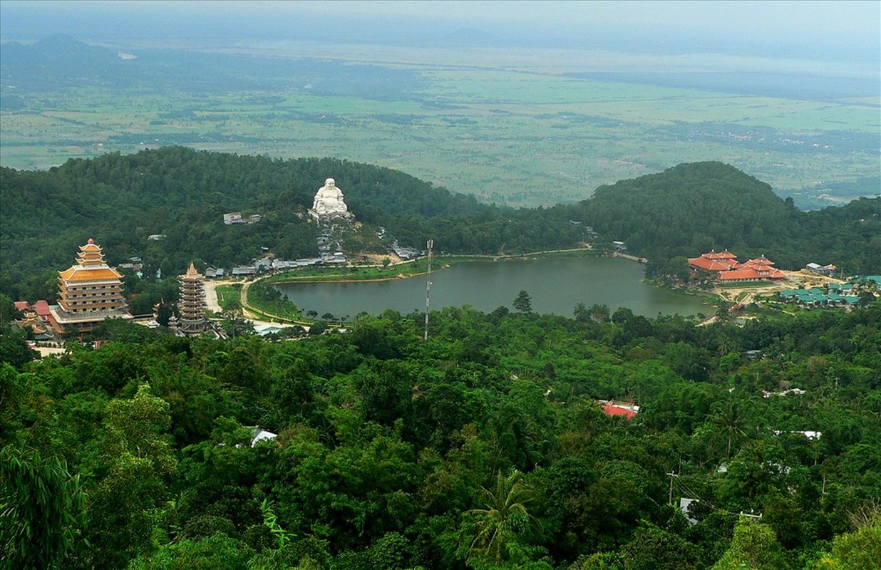 Lang ngam tuong Phat Di Lac tren dinh nui Cam huyen bi-Hinh-4