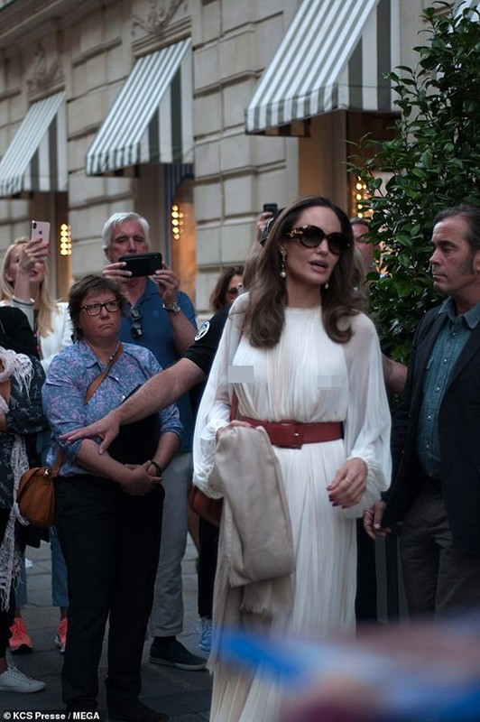Angelina Jolie 'dot mat' nguoi tren pho voi thoi trang vay xep nep 'tha rong' vong mot-Hinh-5
