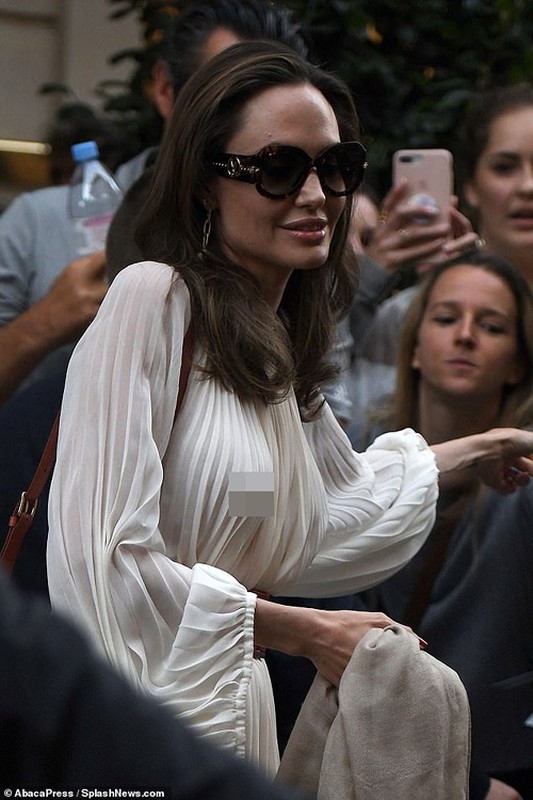 Angelina Jolie 'dot mat' nguoi tren pho voi thoi trang vay xep nep 'tha rong' vong mot-Hinh-6