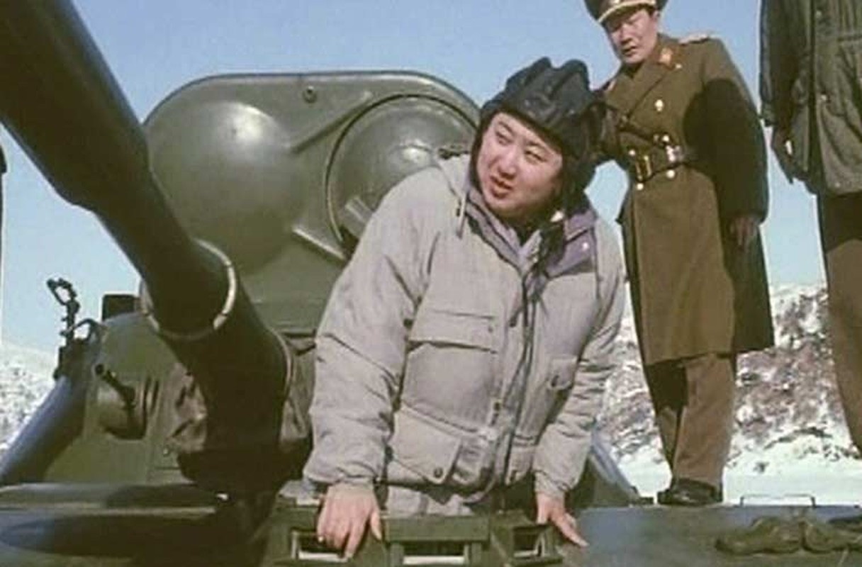 Nha lanh dao Kim Jong-un lai may bay, xe tang the nao?-Hinh-4