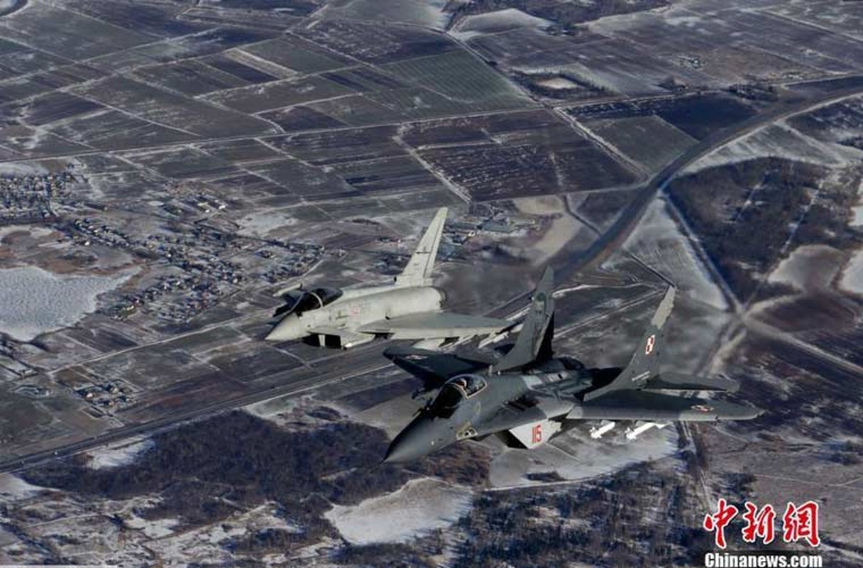 Tiem kich MiG-29 sat canh Typhoon tuan tra vung Baltic-Hinh-6