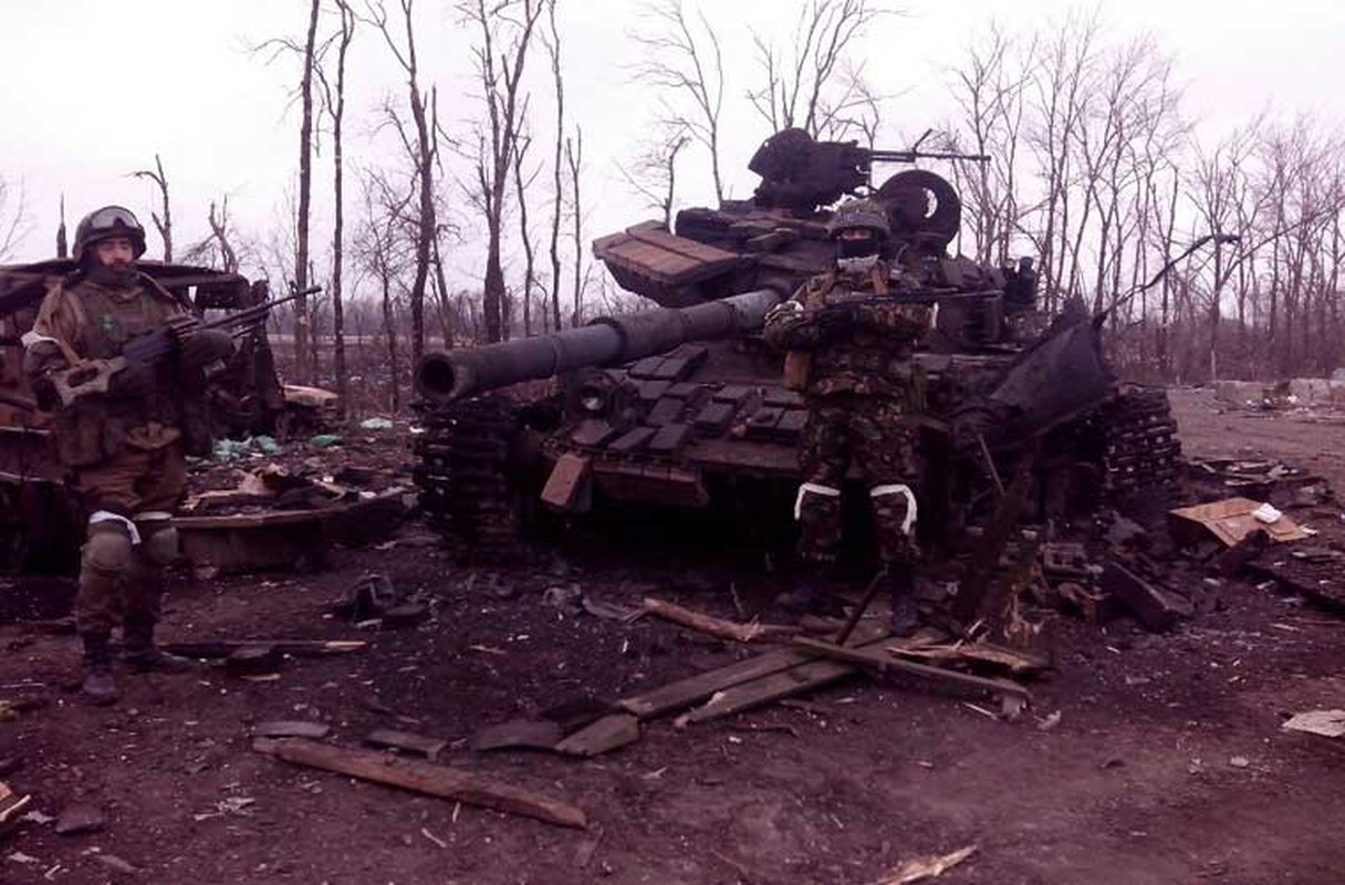 Tang thuong xe tang – thiet giap Ukraine o Debaltsevo-Hinh-11