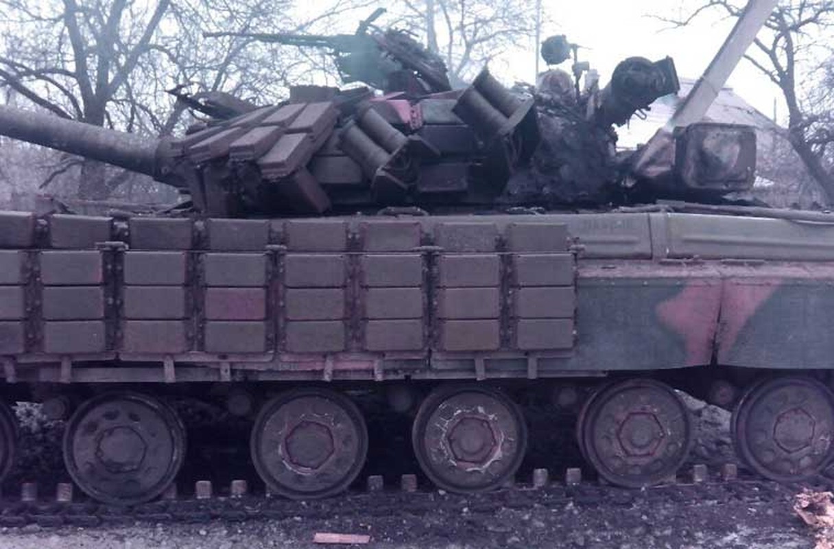 Tang thuong xe tang – thiet giap Ukraine o Debaltsevo-Hinh-2