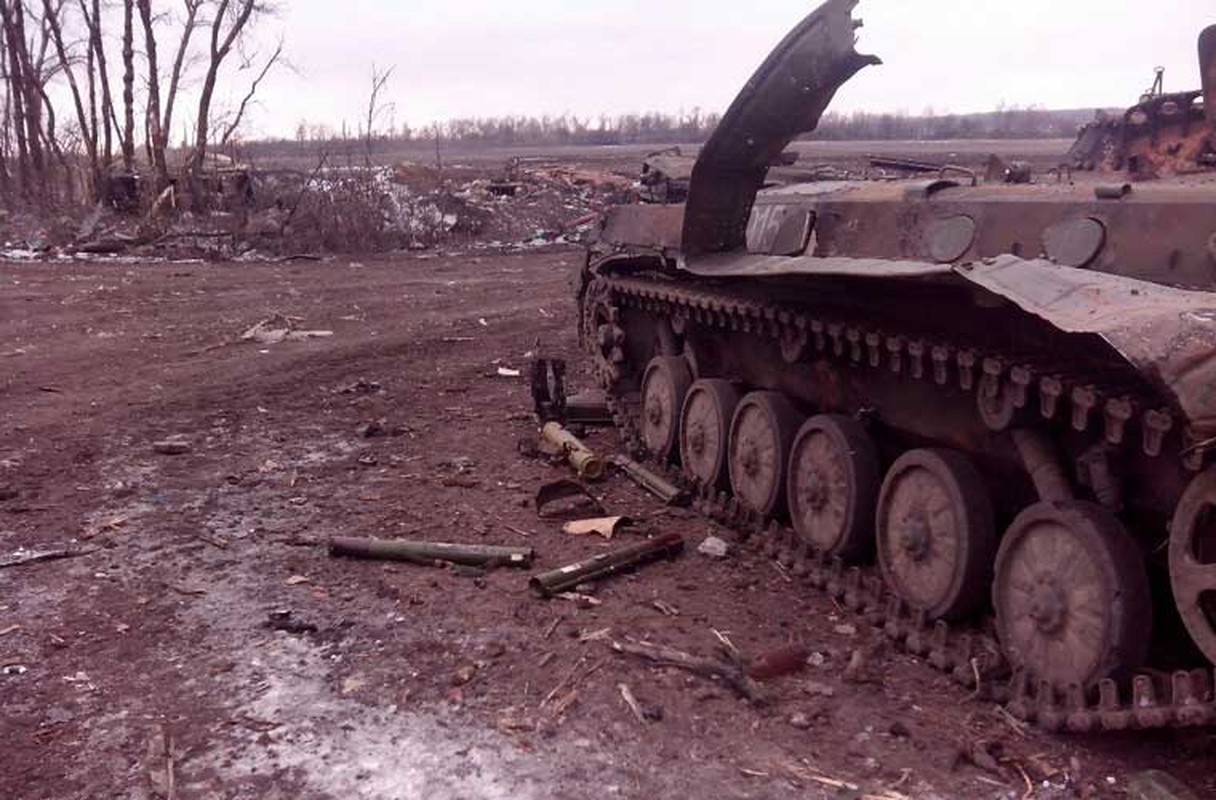Tang thuong xe tang – thiet giap Ukraine o Debaltsevo-Hinh-4
