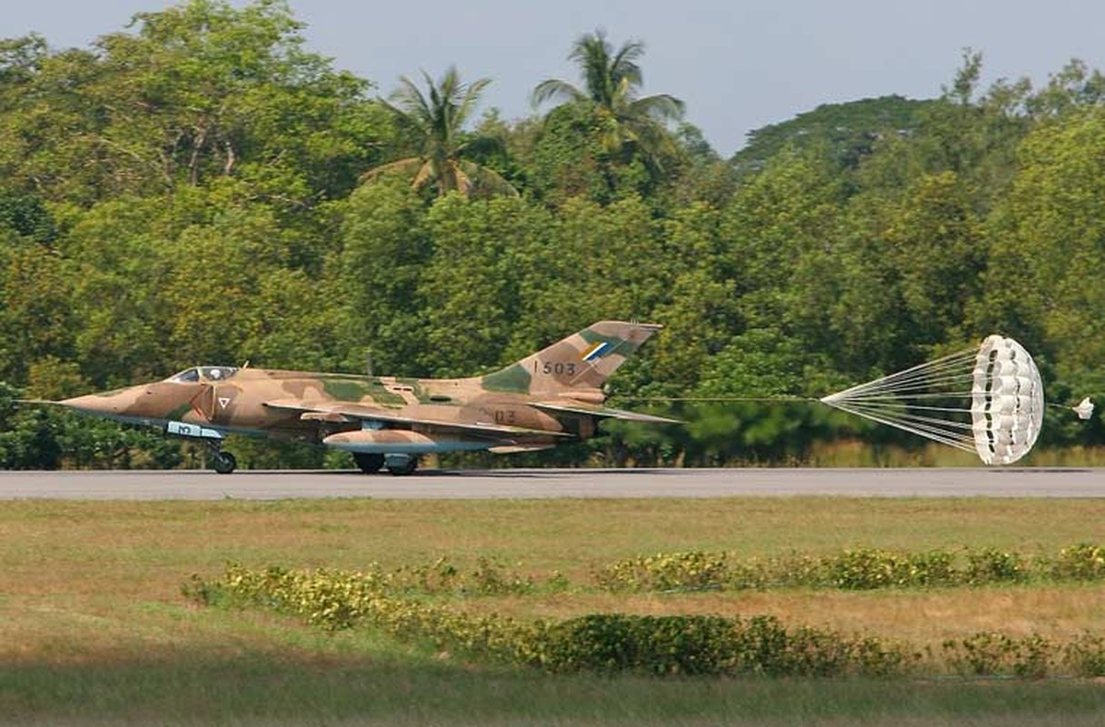 Bat ngo phi doi may bay Khong quan Myanmar-Hinh-5