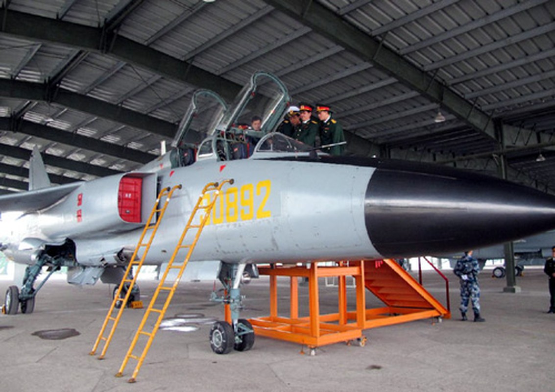 Si quan tre Viet Nam tham quan cuong kich JH-7 TQ-Hinh-3