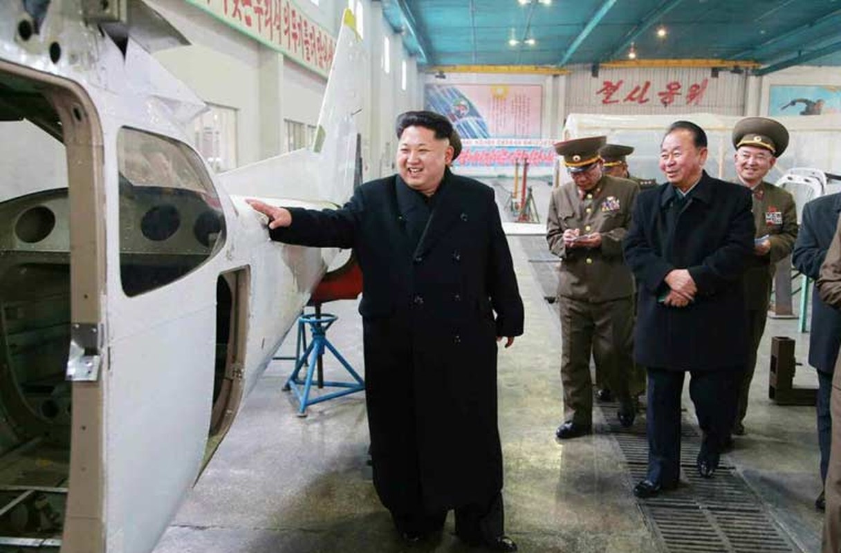 Xem ong Kim Jong-un lai may bay do Trieu Tien san xuat-Hinh-2