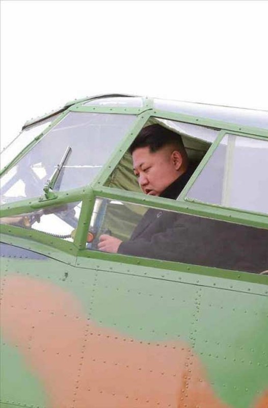 Xem ong Kim Jong-un lai may bay do Trieu Tien san xuat-Hinh-9