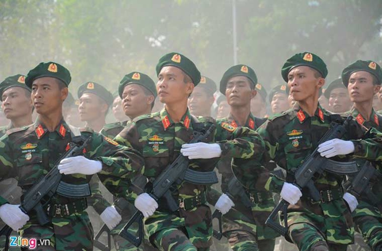 Anh QS an tuong tuan: bo doi dieu binh voi mu noi