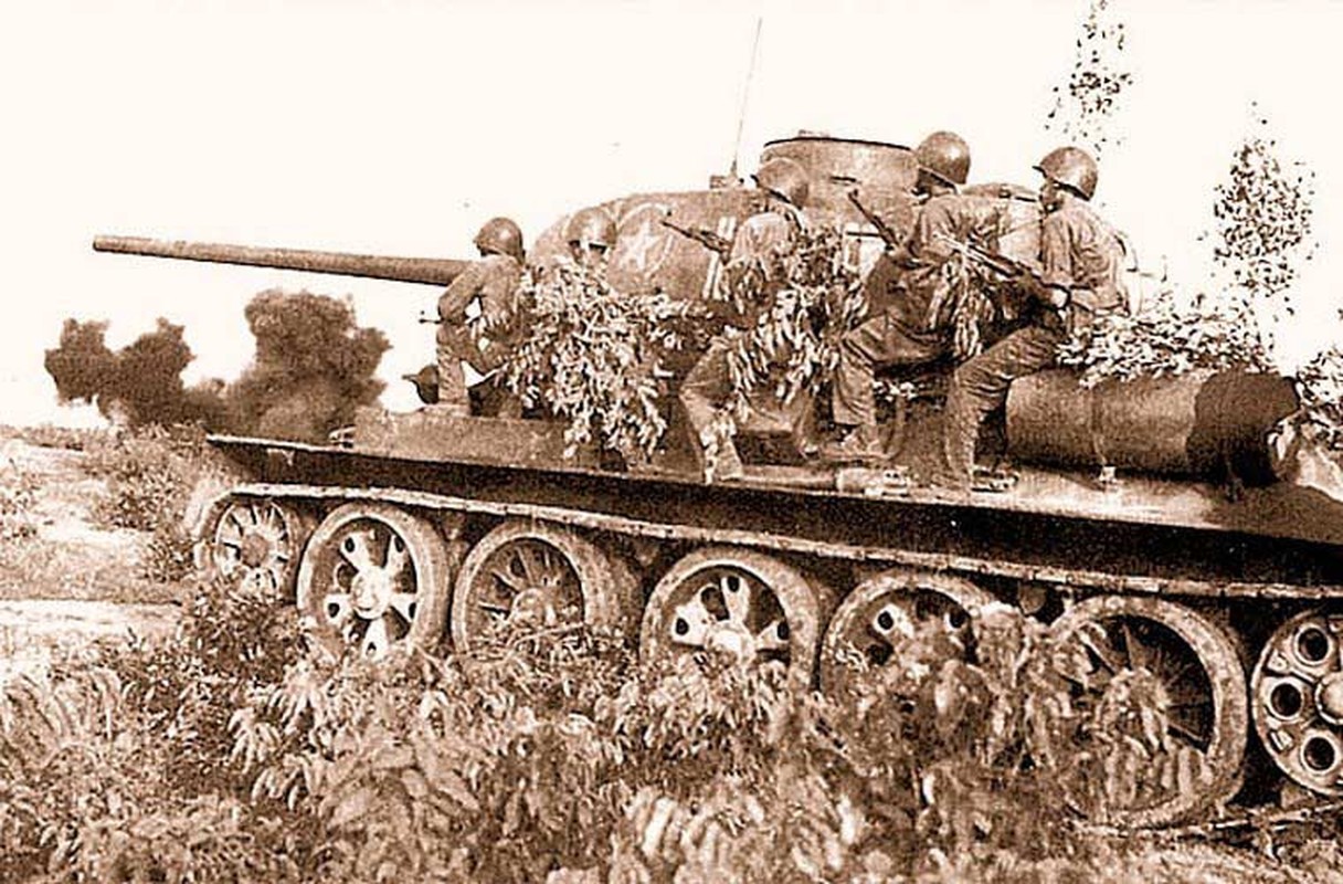 Suc manh xe tang T-34-85 trong phong thu bien Viet Nam-Hinh-3