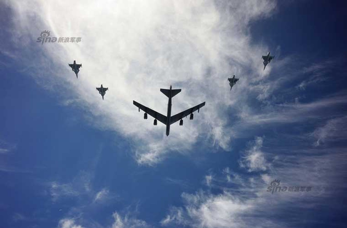 Xem tiem kich JAS-39 Gripen ho tong phao dai bay B-52H-Hinh-2
