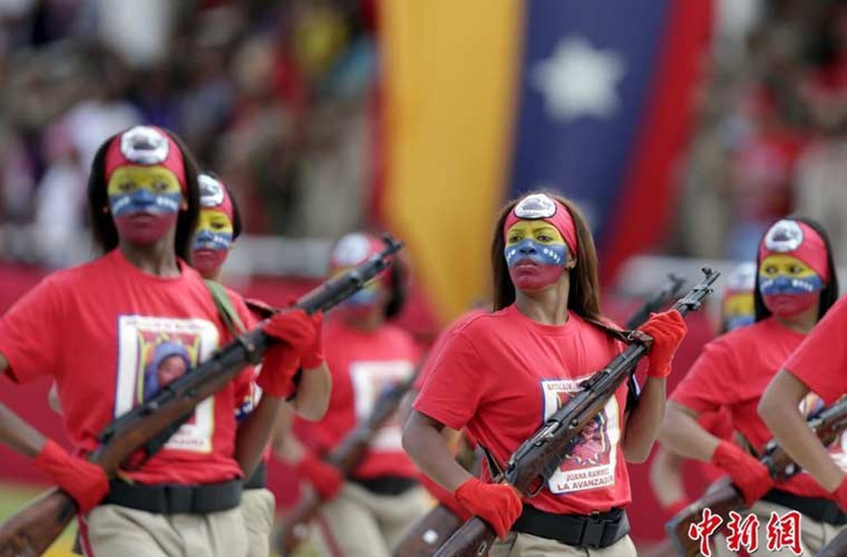 Quan doi Venezuela duyet binh khoe vu khi hien dai-Hinh-6