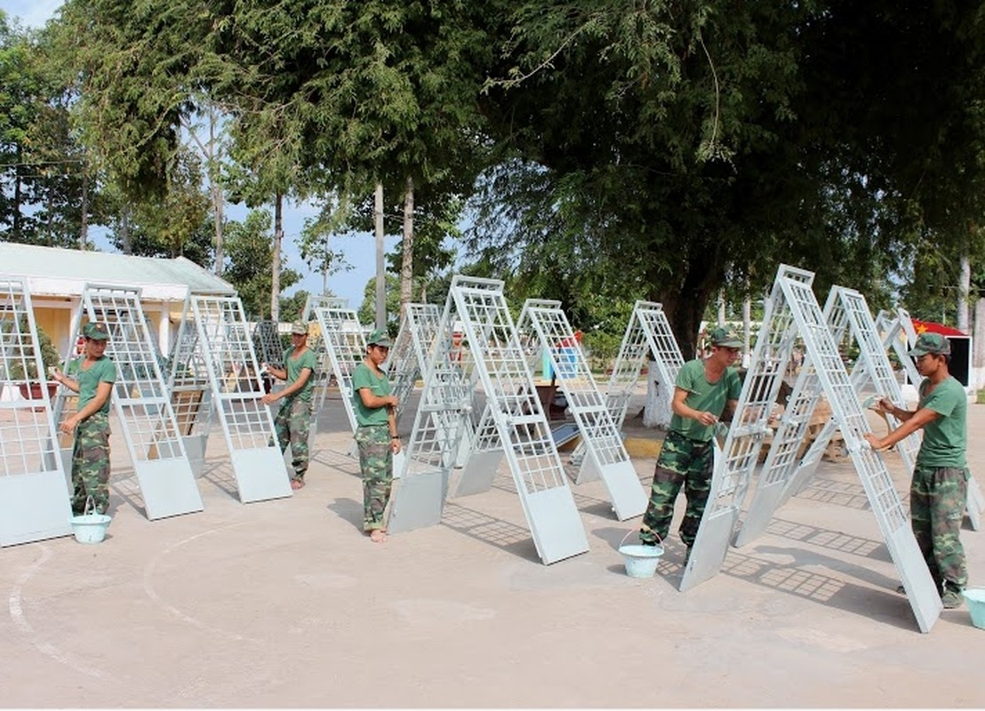 Chiem nguong doanh trai cac trung doan bo binh QDNDVN-Hinh-12