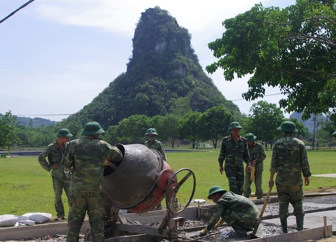 Chiem nguong doanh trai cac trung doan bo binh QDNDVN-Hinh-6