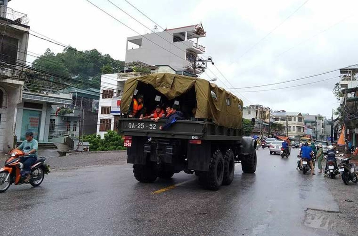 Anh QS an tuong tuan: Thiet giap BTR-60PB VN vuot lu-Hinh-3