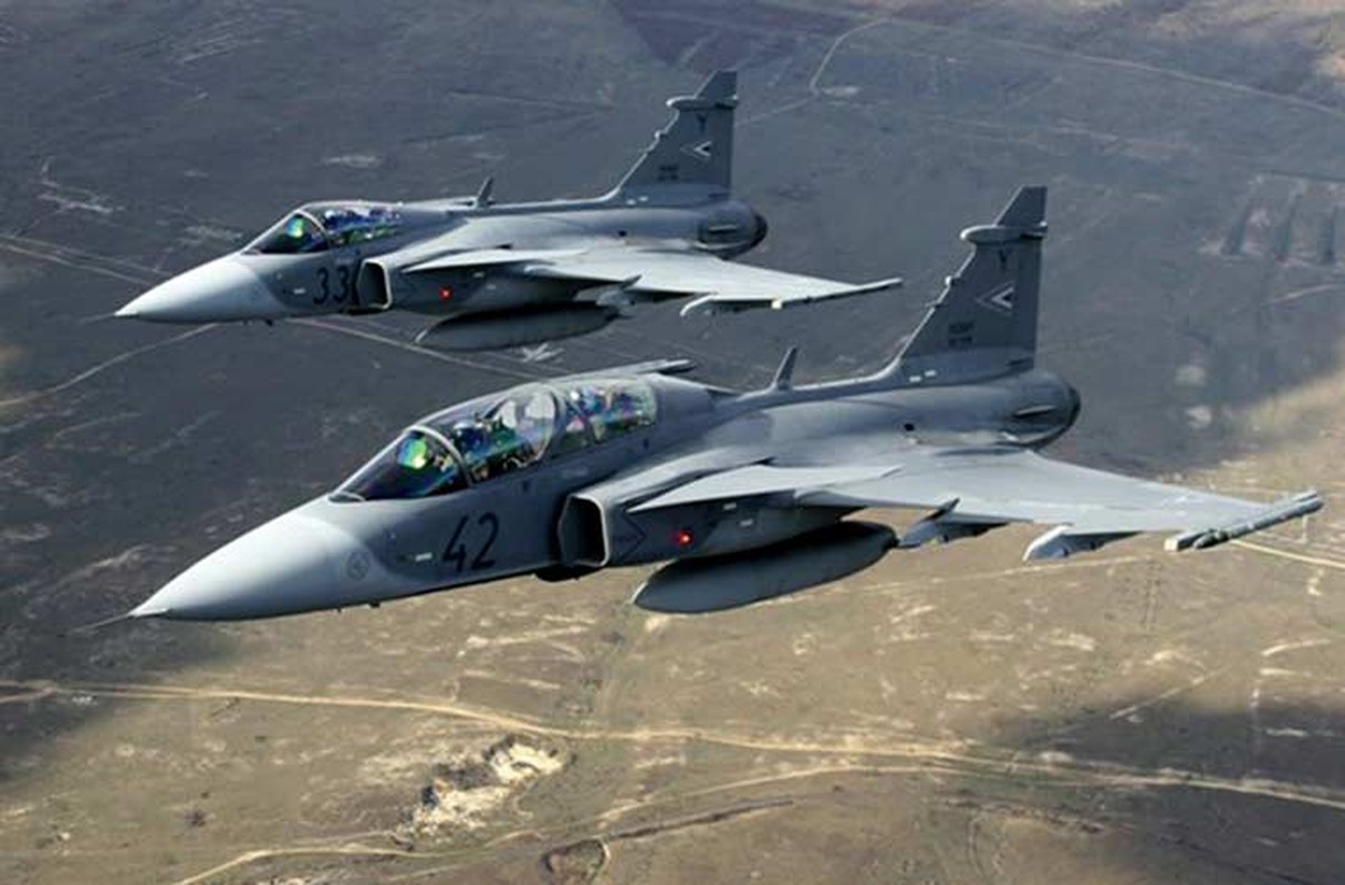 Bat ngo suc manh tiem kich mini JAS-39 Gripen F