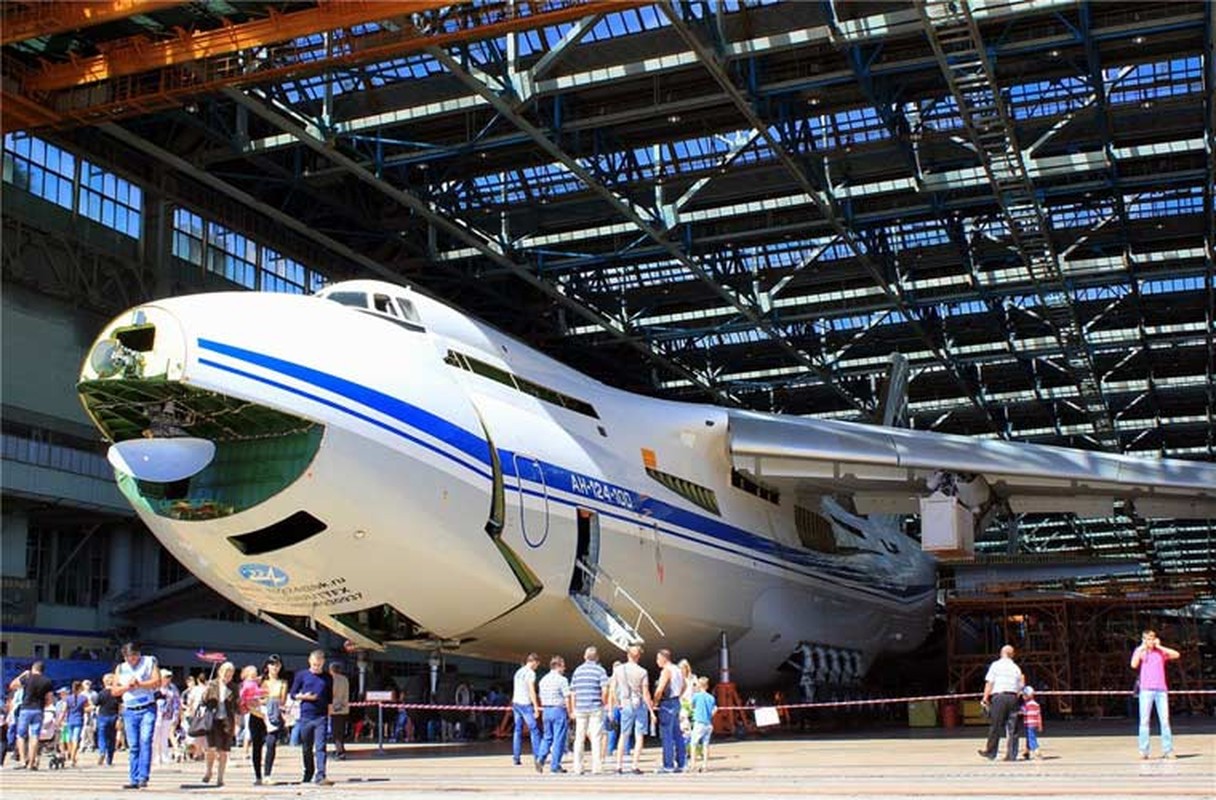 Lo bi mat trong mui sieu co An-124 cua Nga