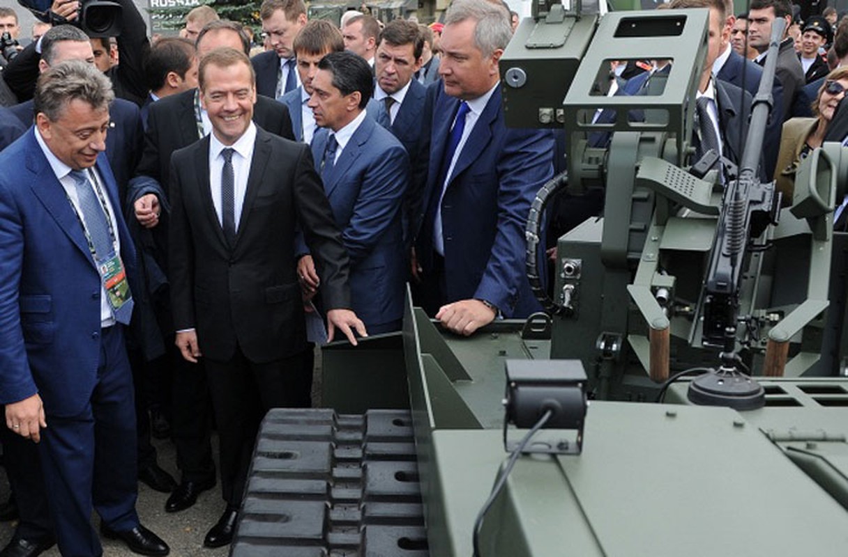 Thu tuong Dmitry Medvedev kham pha dan vu khi toi tan-Hinh-11