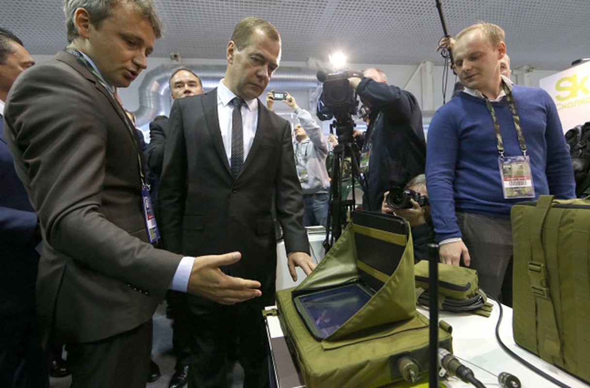 Thu tuong Dmitry Medvedev kham pha dan vu khi toi tan-Hinh-8