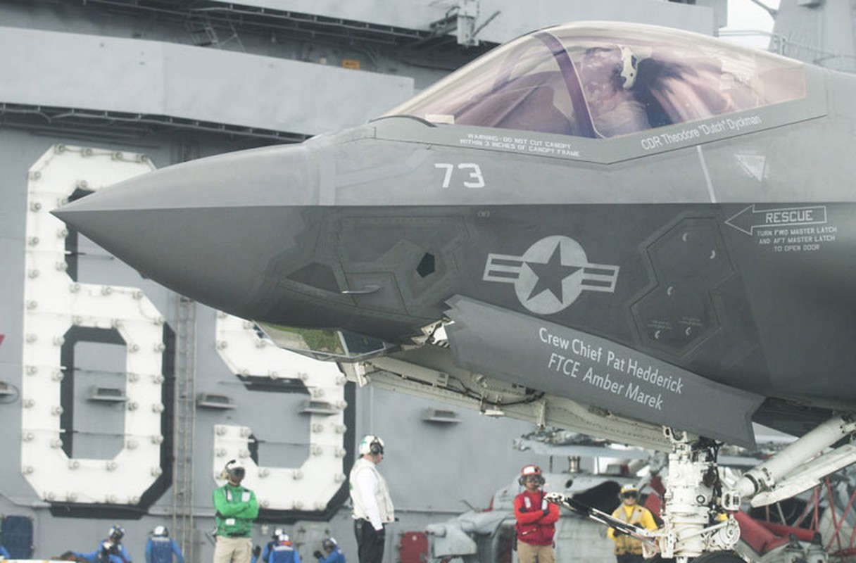 Ngoan muc canh tiem kich F-35C phut lua lao len troi-Hinh-11