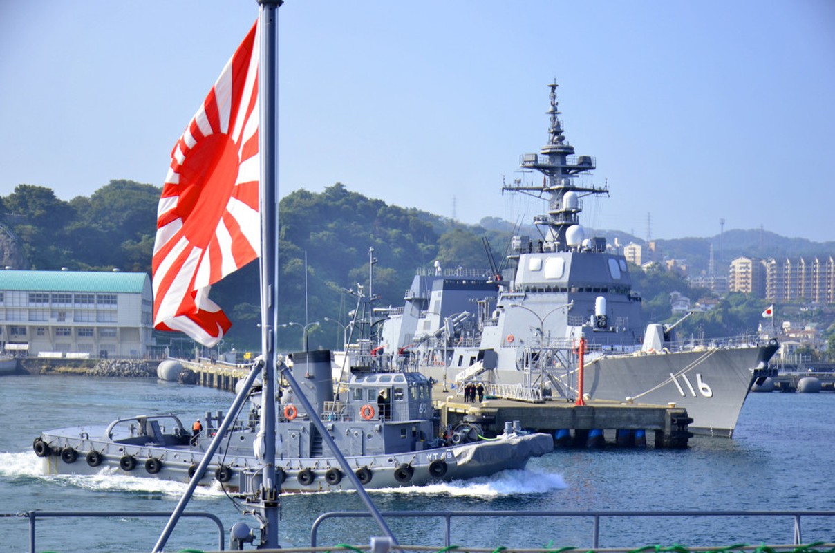 Tham doi tau chien “khung” o can cu hai quan Yokosuka-Hinh-10