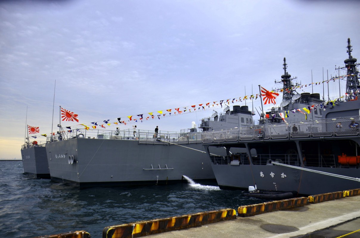 Tham doi tau chien “khung” o can cu hai quan Yokosuka-Hinh-12