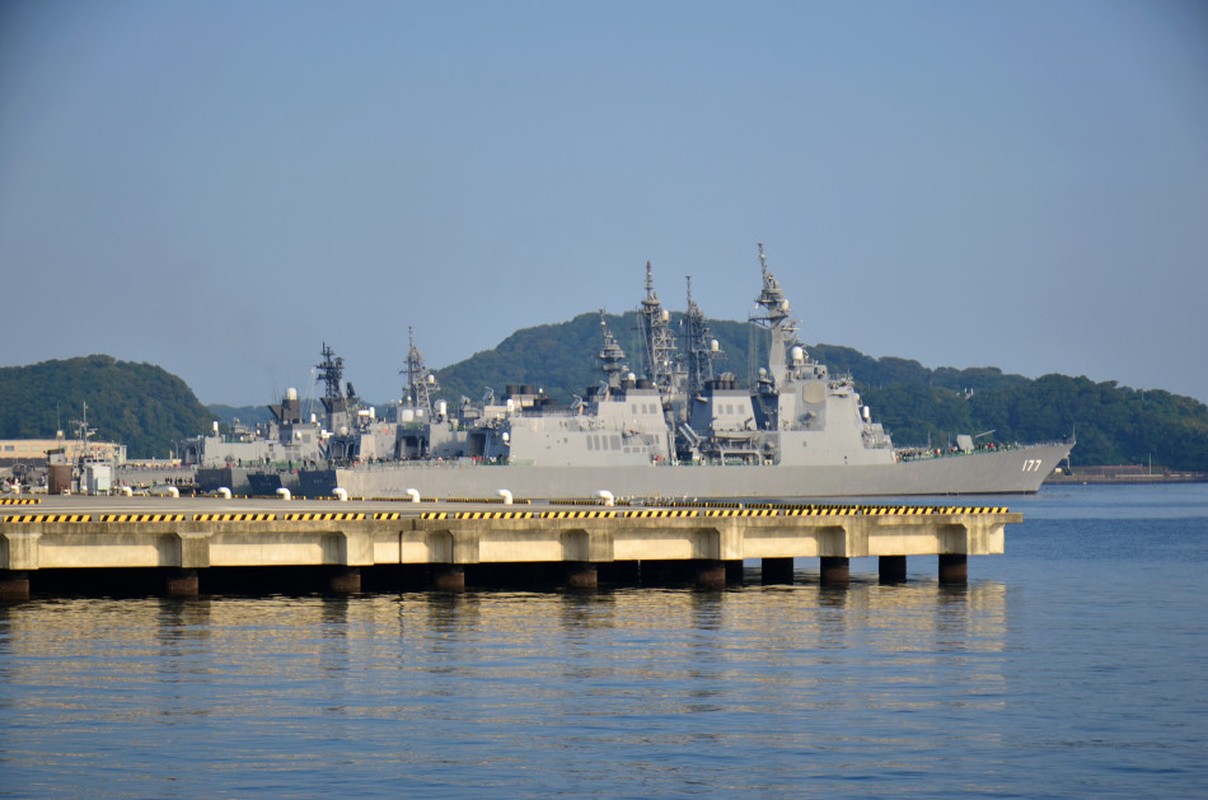 Tham doi tau chien “khung” o can cu hai quan Yokosuka-Hinh-4