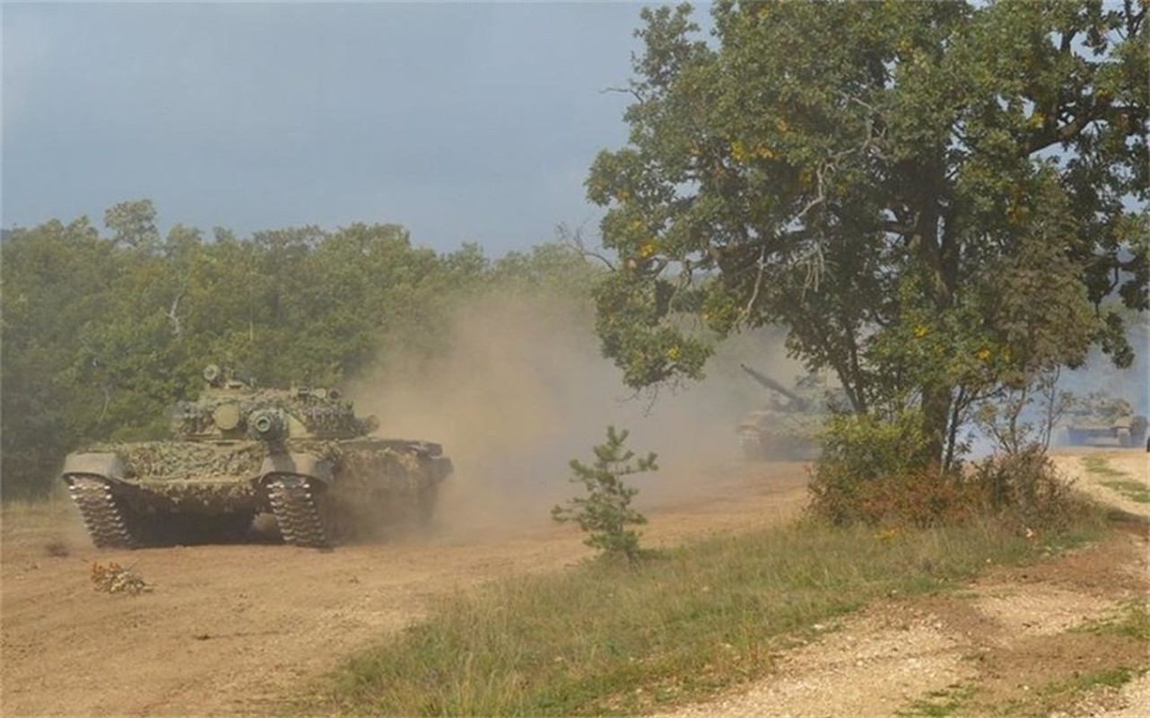 Can canh “bau vat” xe tang T-72 Hungary tap tran voi My-Hinh-2