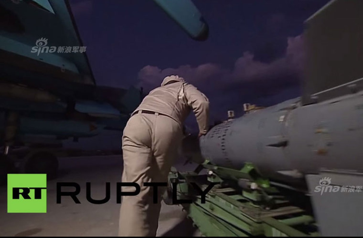 Xem lap bom tu than len may bay Su-34 khong kich IS-Hinh-5