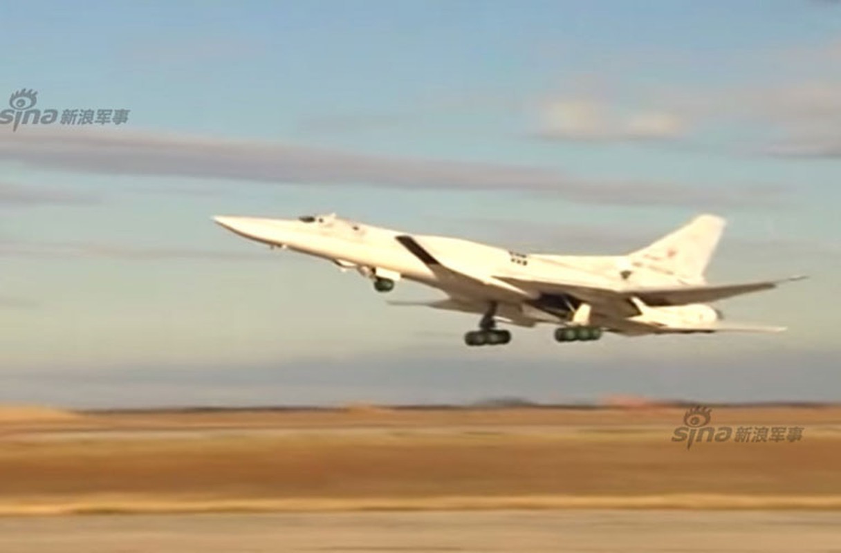 Khoanh khac kinh hoang voi IS: May bay Tu-22M3 rai bom-Hinh-2