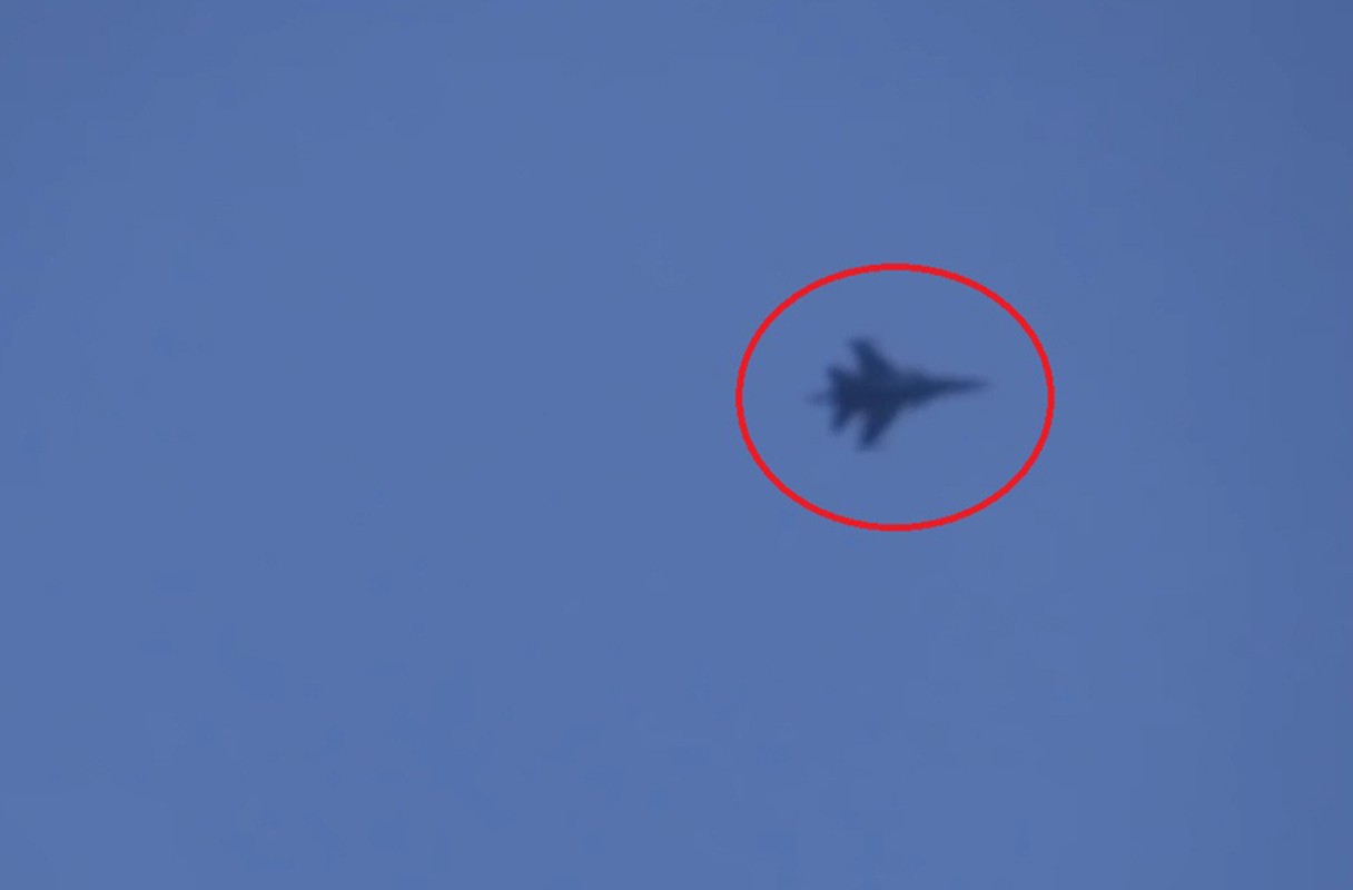 May bay nem bom Su-22 Syria sat canh Su-34 khong kich IS-Hinh-2