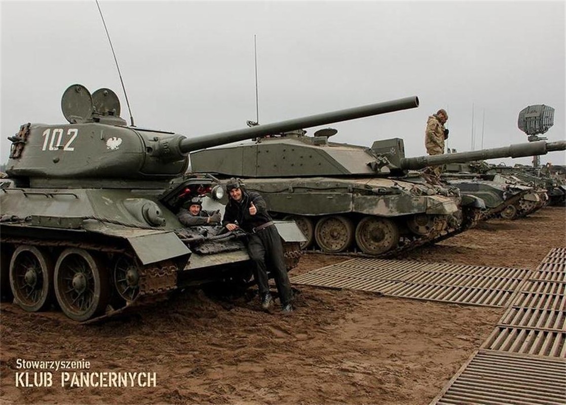 Muc kich xe tang T-34 tap tran voi…sieu tang Anh-Hinh-9