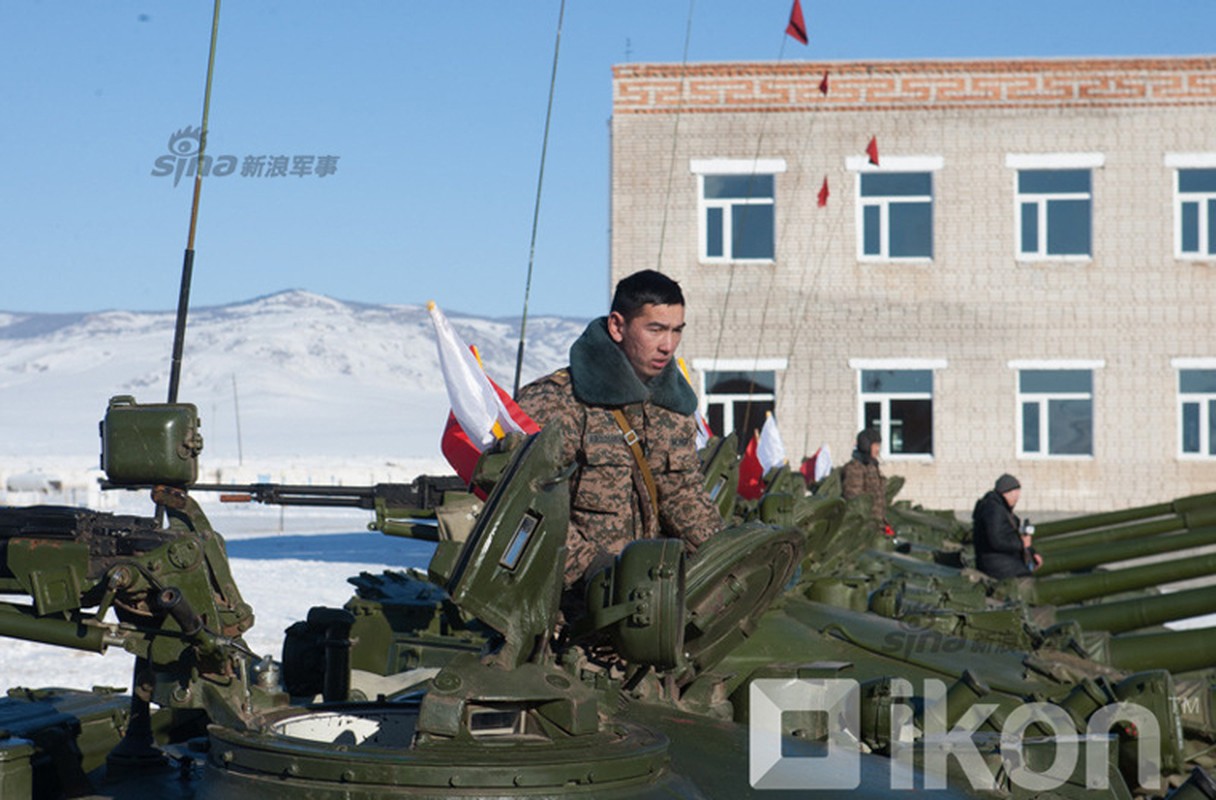 Quan doi Mong Co vui mung nhan xe tang T-72A tu Nga-Hinh-9