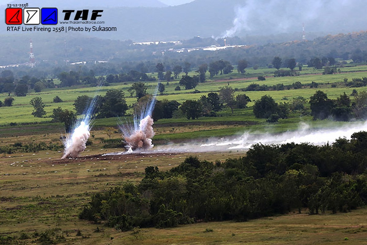 Theo doi tiem kich F-16 Thai Lan nem bom hoanh trang-Hinh-10