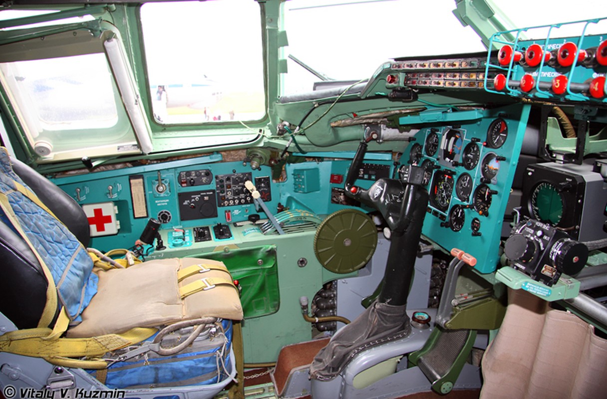 Bat mi cho ngoi phi hanh doan lai “quai vat” Tu-95MS Nga-Hinh-4