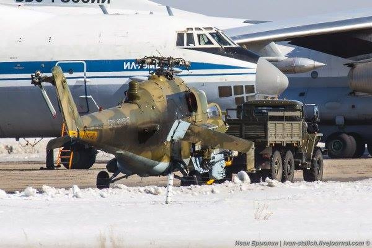 Den luot “xe tang bay” Mi-24 roi Syria, IS tho phao