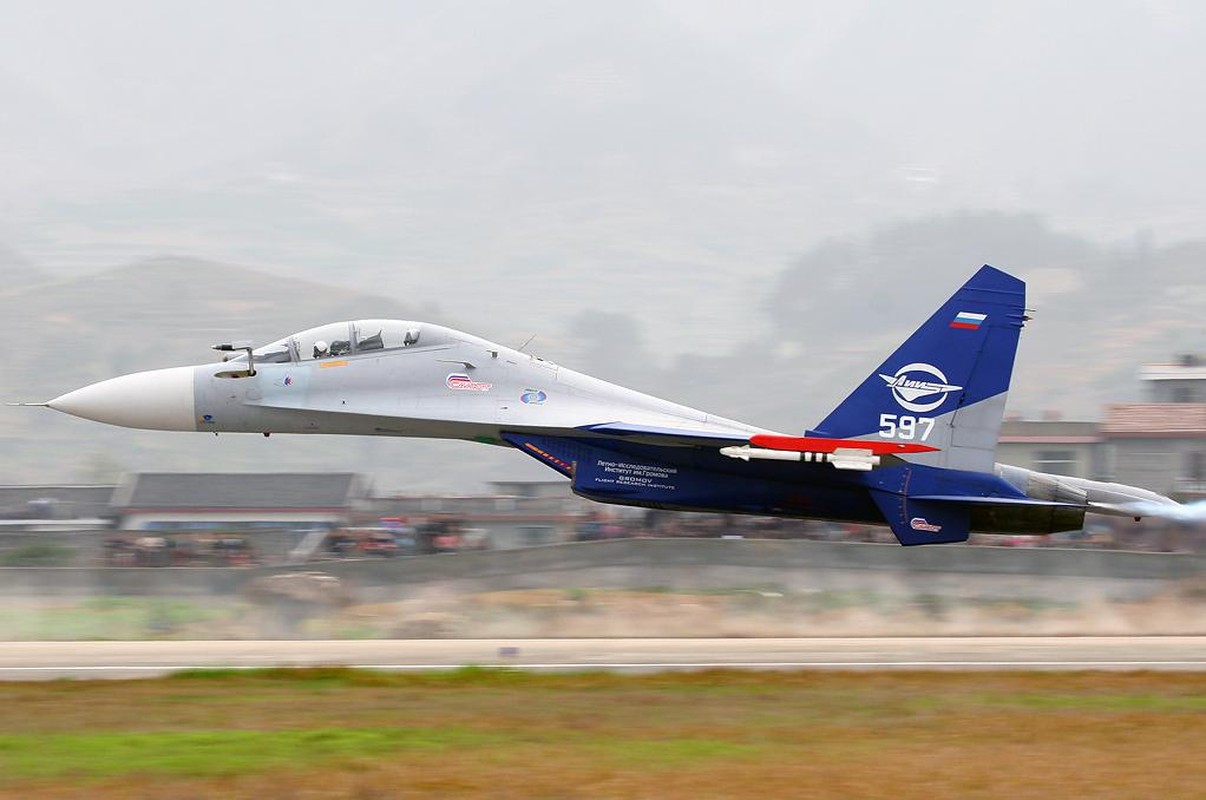 Kinh di canh tiem kich Su-30 bay sat sat mat dat