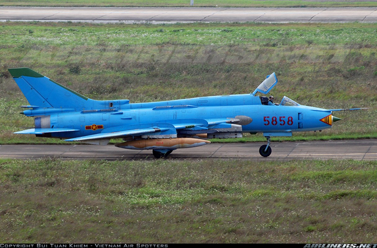 Kinh ngac buong tap lai may bay Su-22M4 Viet Nam che tao