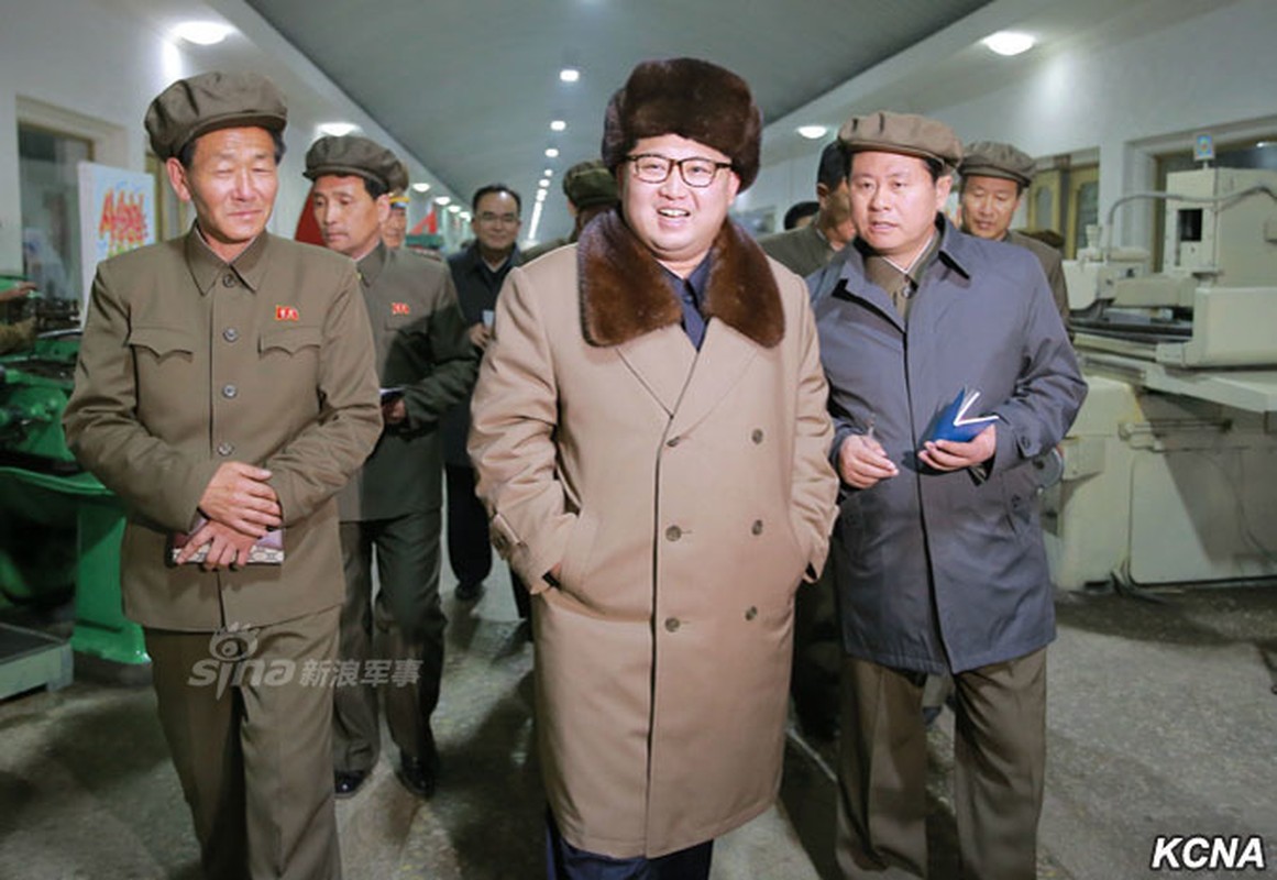 Theo chan ong Kim Jong-un tham nha may ten lua Trieu Tien-Hinh-9