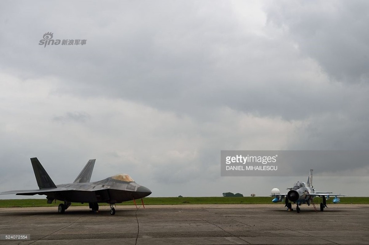 Anh MiG-21 sanh vai sieu tiem kich F-22 o Romania-Hinh-6