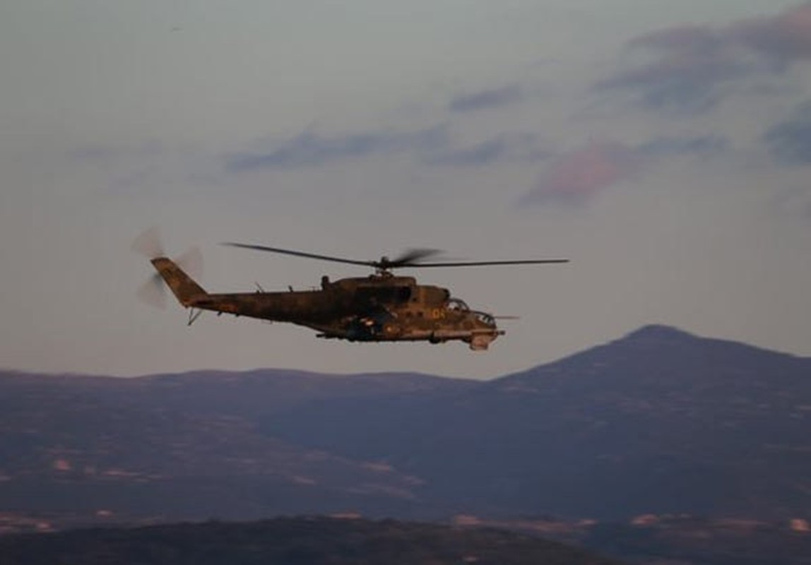 Man nhan canh “xe tang bay” Mi-24 san khung bo o Syria-Hinh-2