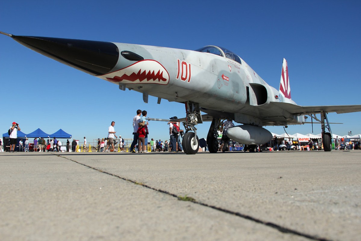 Ngac nhien My dem F-5E dong gia Sukhoi T-50 tap ban-Hinh-5