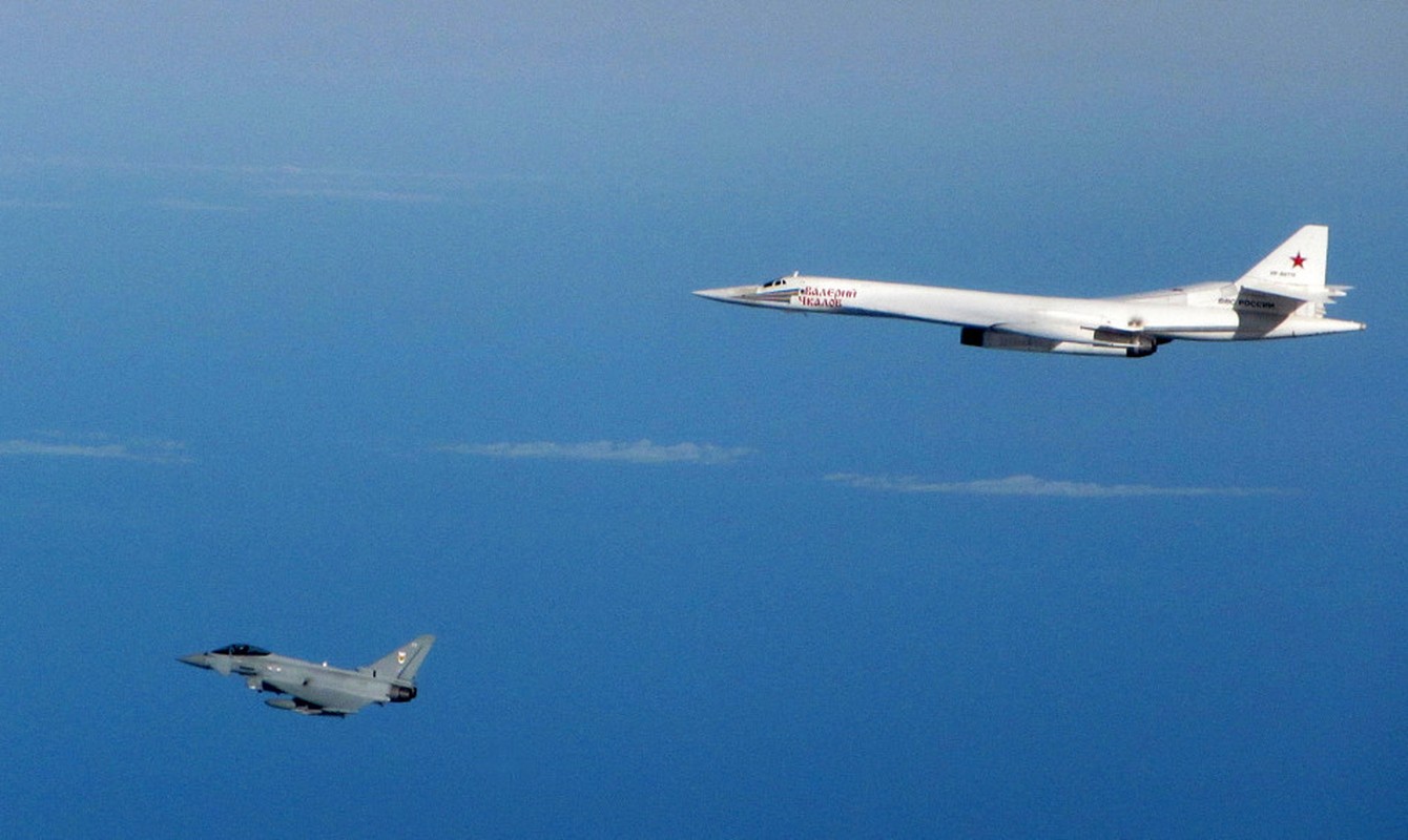 Anh cang thang tiem kich Typhoon Anh danh chan Su-27 Nga-Hinh-8