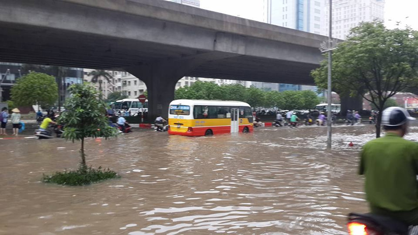 Anh ngap lut kinh hoang o Ha Noi sau con mua lon-Hinh-3