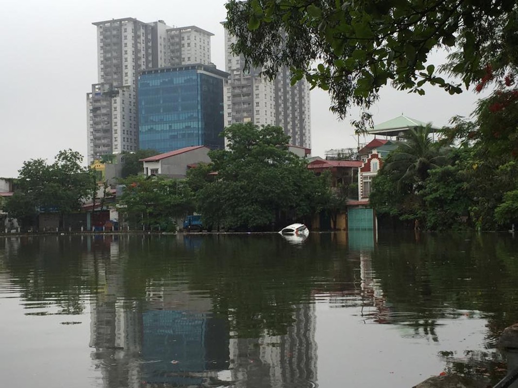 Anh ngap lut kinh hoang o Ha Noi sau con mua lon-Hinh-5