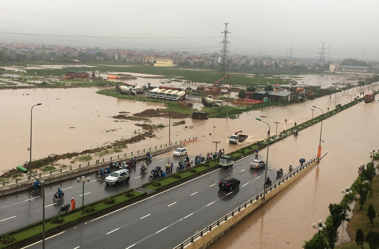 Anh ngap lut kinh hoang o Ha Noi sau con mua lon-Hinh-7