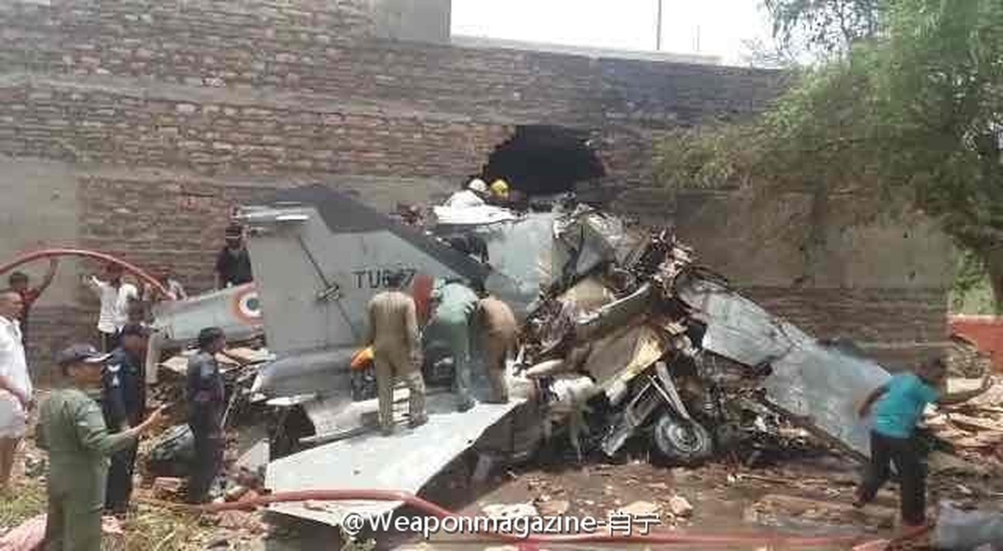 Hien truong tham khoc MiG-27 An Do tong sap nha dan-Hinh-6