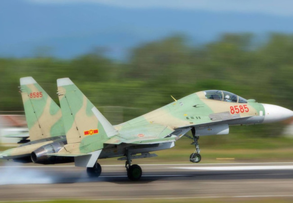 Dan phuong tien dang tim kiem phi cong tiem kich Su-30MK2 gap nan