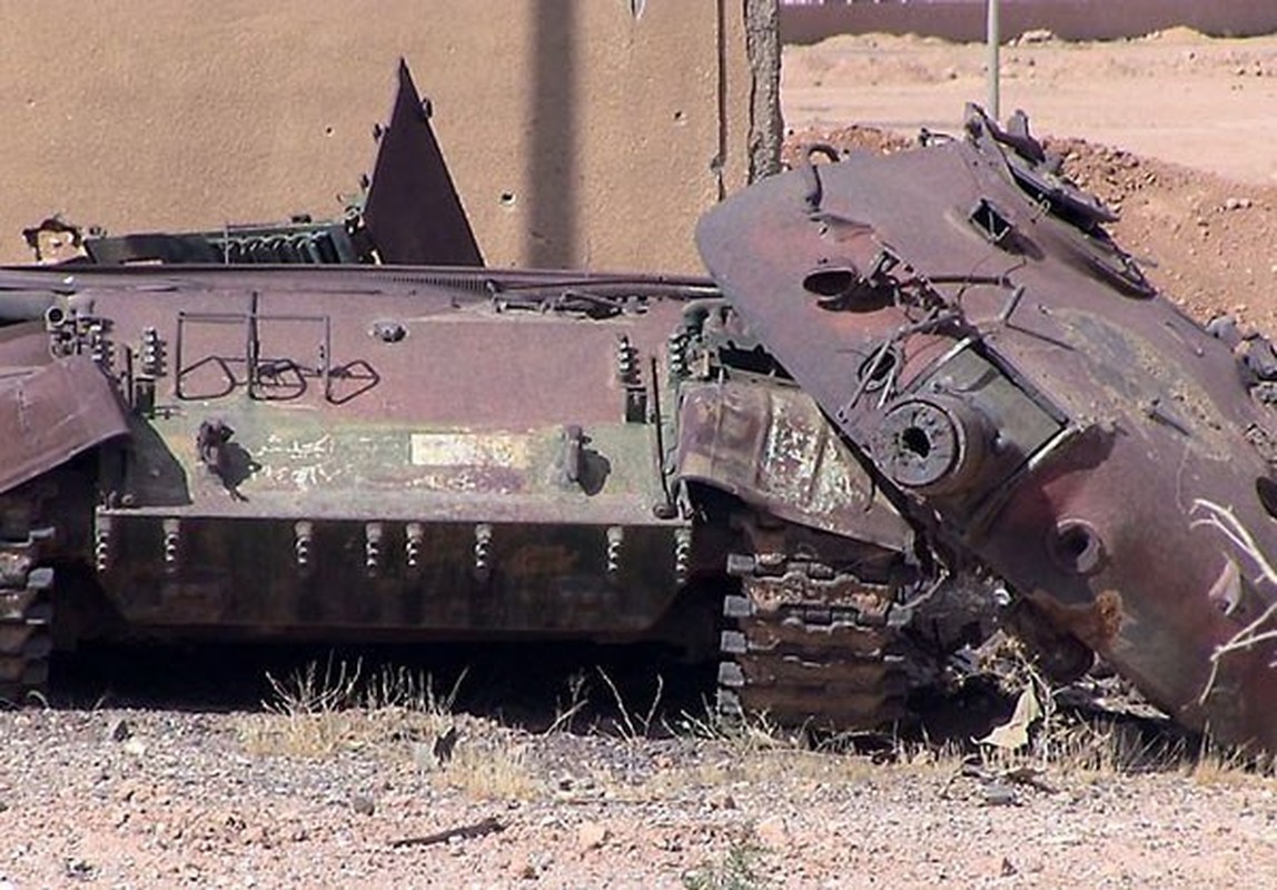 Xe tang T-90, T-72B giao chien voi IS tren sa mac-Hinh-6